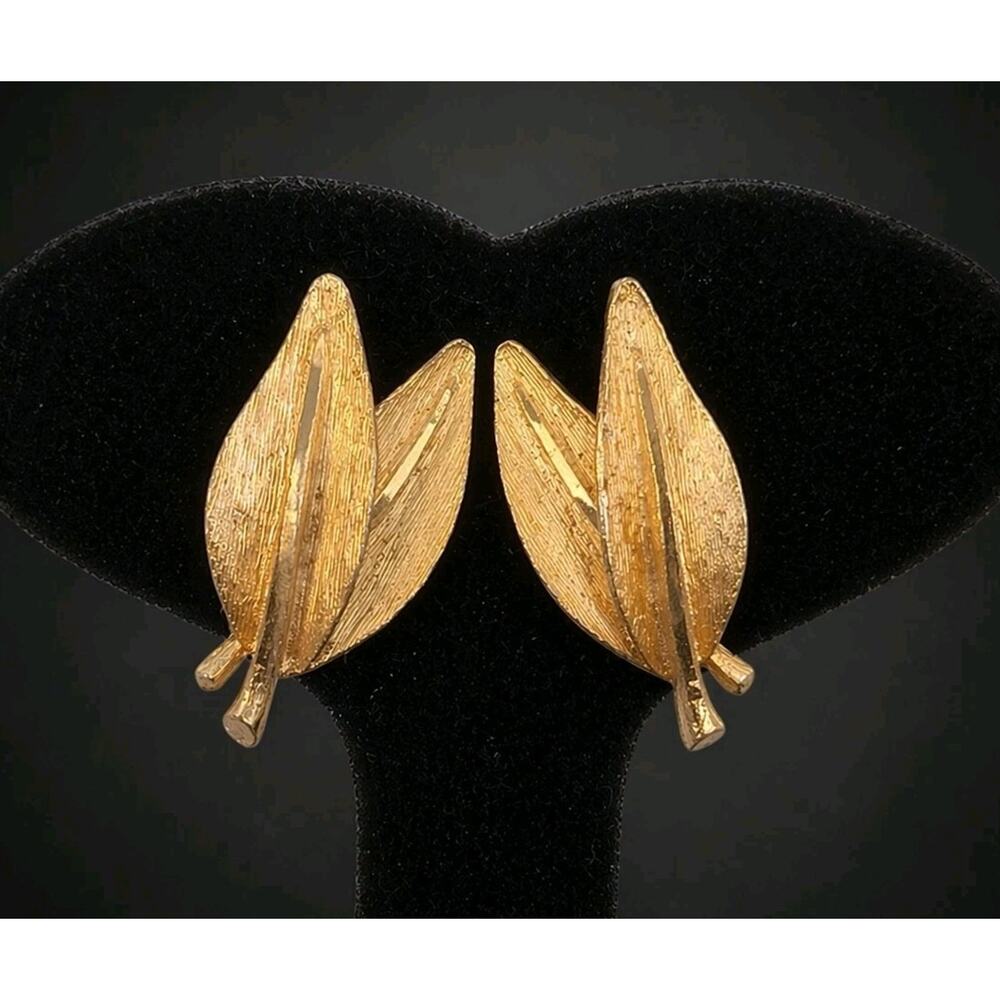 Vintage Signed BSK Brushed Gold-tone Clip-on Earrings‎ 1+" Mid-century Leaf gc27